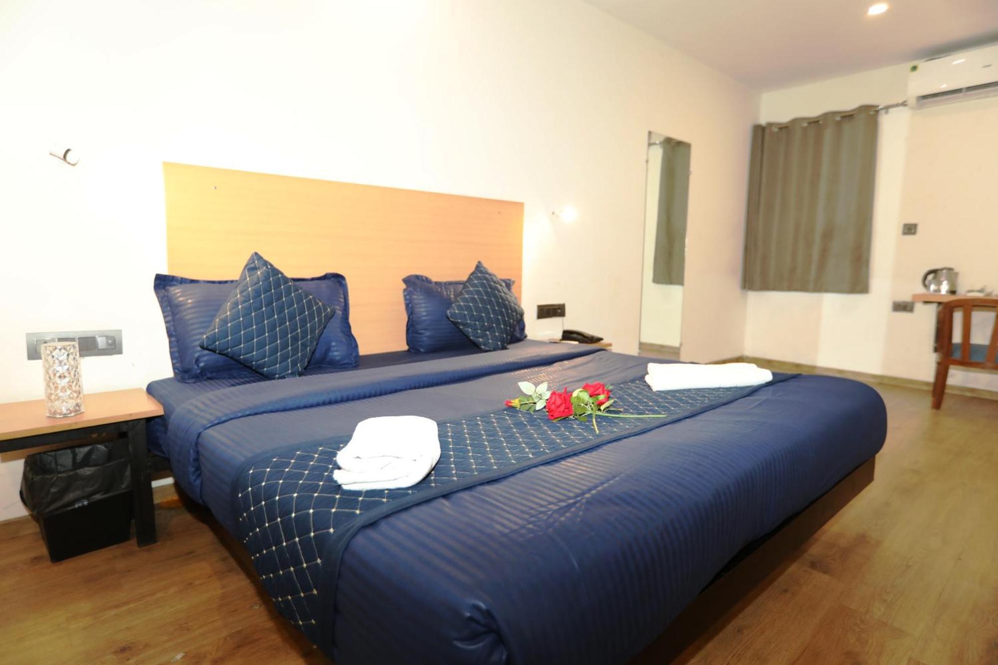 Hotel Noida Grand Sec 58 エクステリア 写真