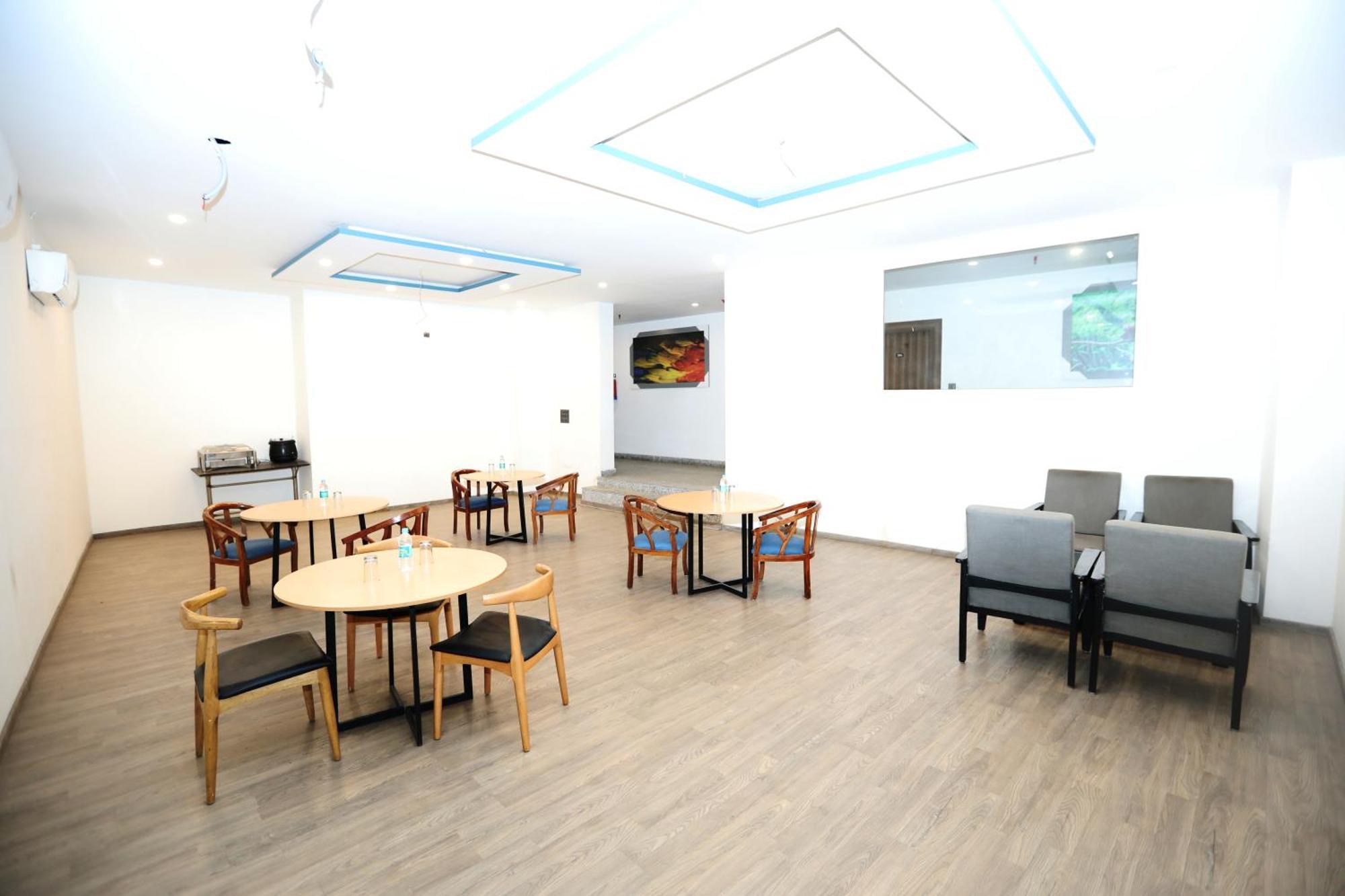 Hotel Noida Grand Sec 58 エクステリア 写真