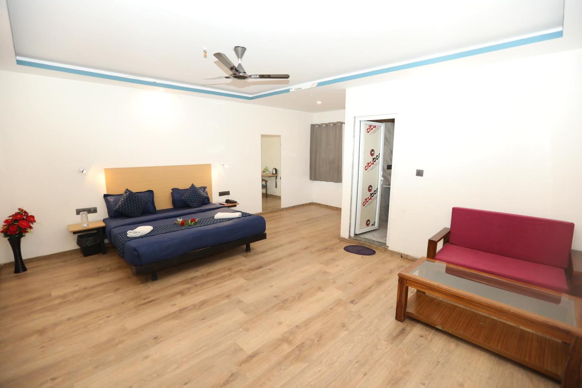 Hotel Noida Grand Sec 58 エクステリア 写真