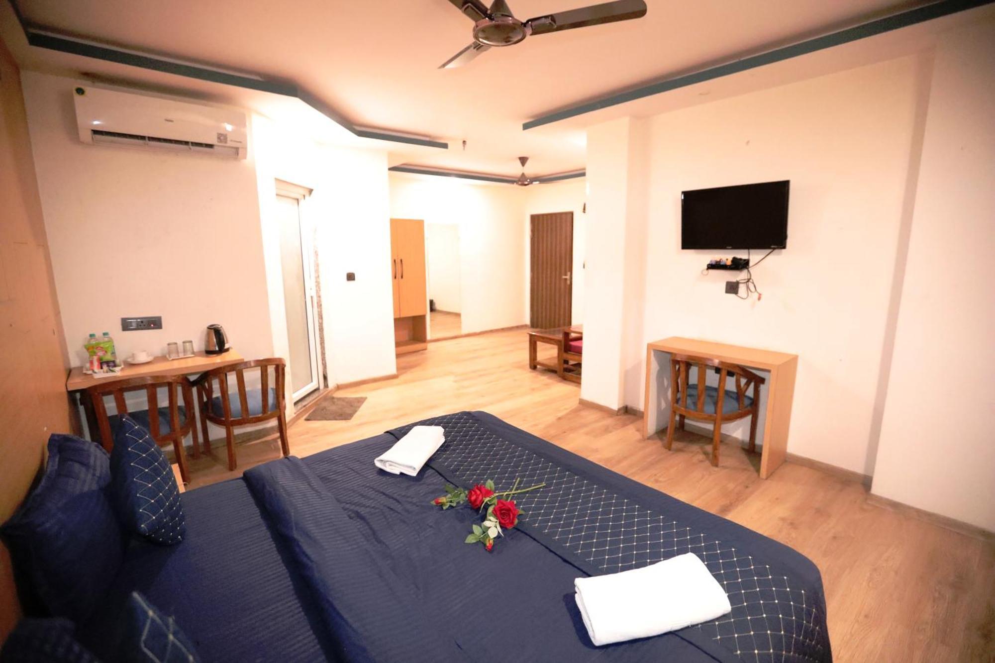 Hotel Noida Grand Sec 58 エクステリア 写真