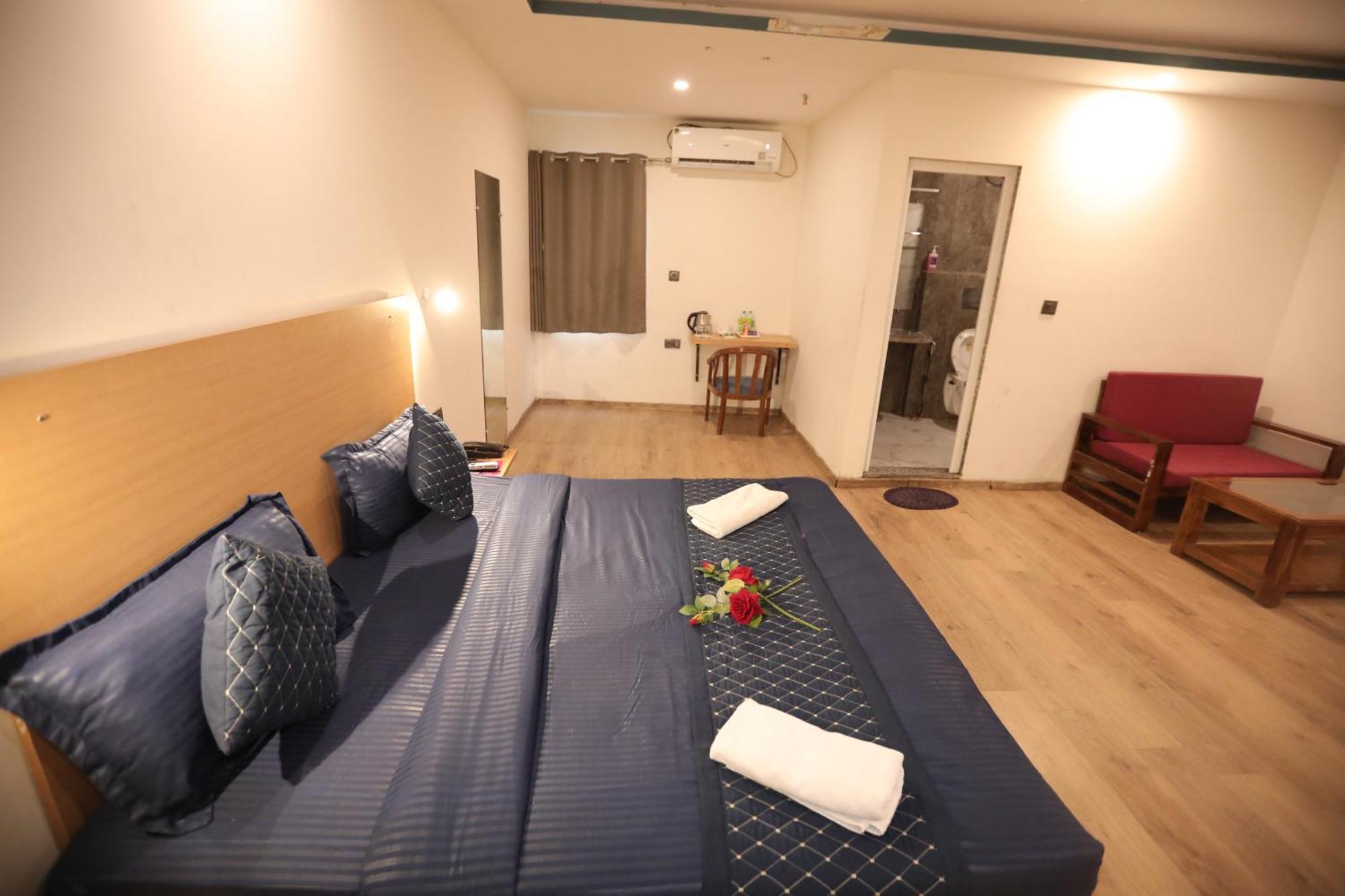 Hotel Noida Grand Sec 58 エクステリア 写真