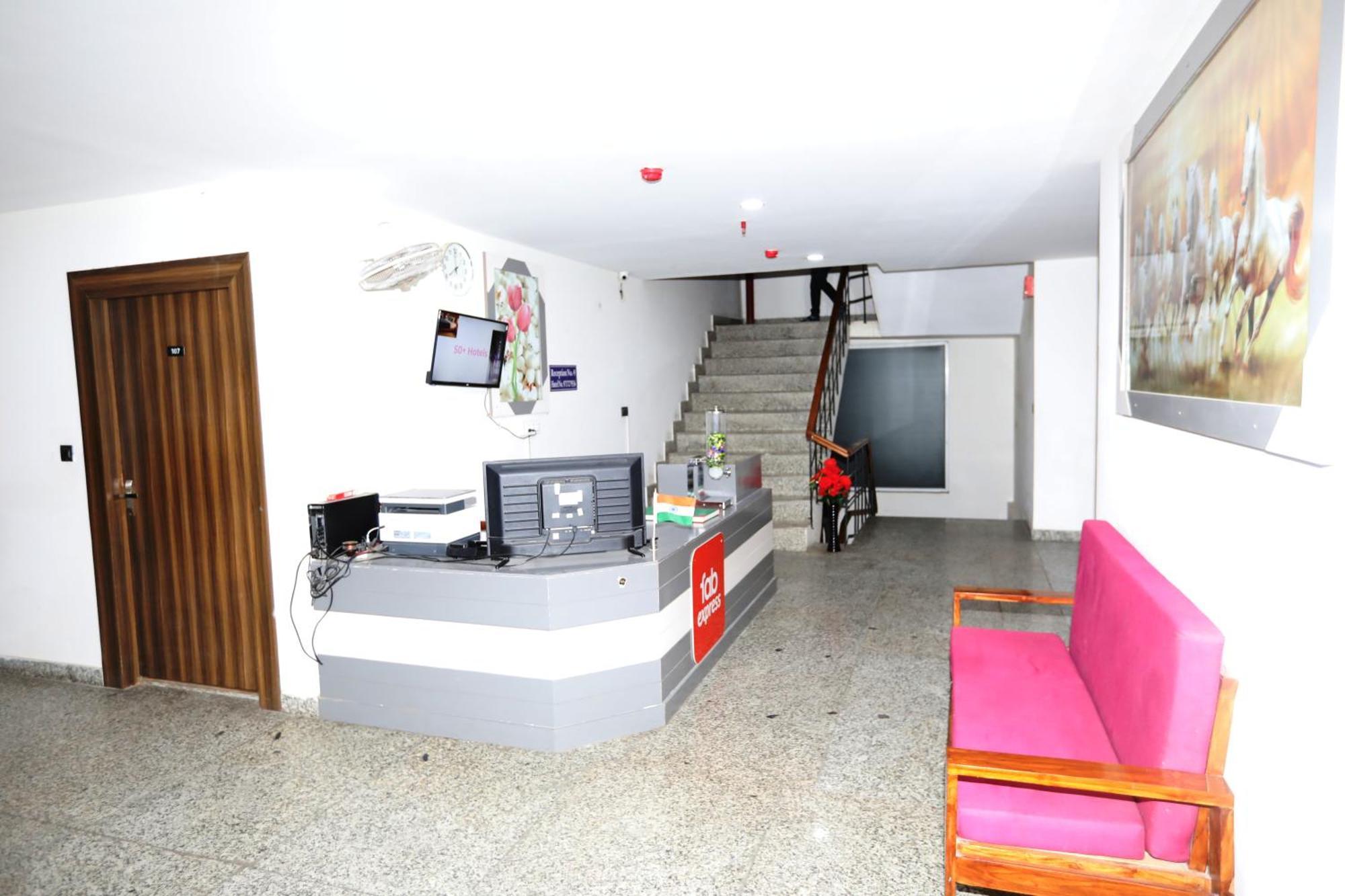 Hotel Noida Grand Sec 58 エクステリア 写真