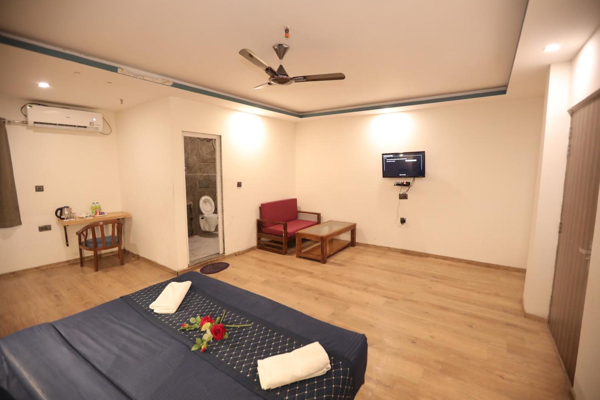Hotel Noida Grand Sec 58 エクステリア 写真