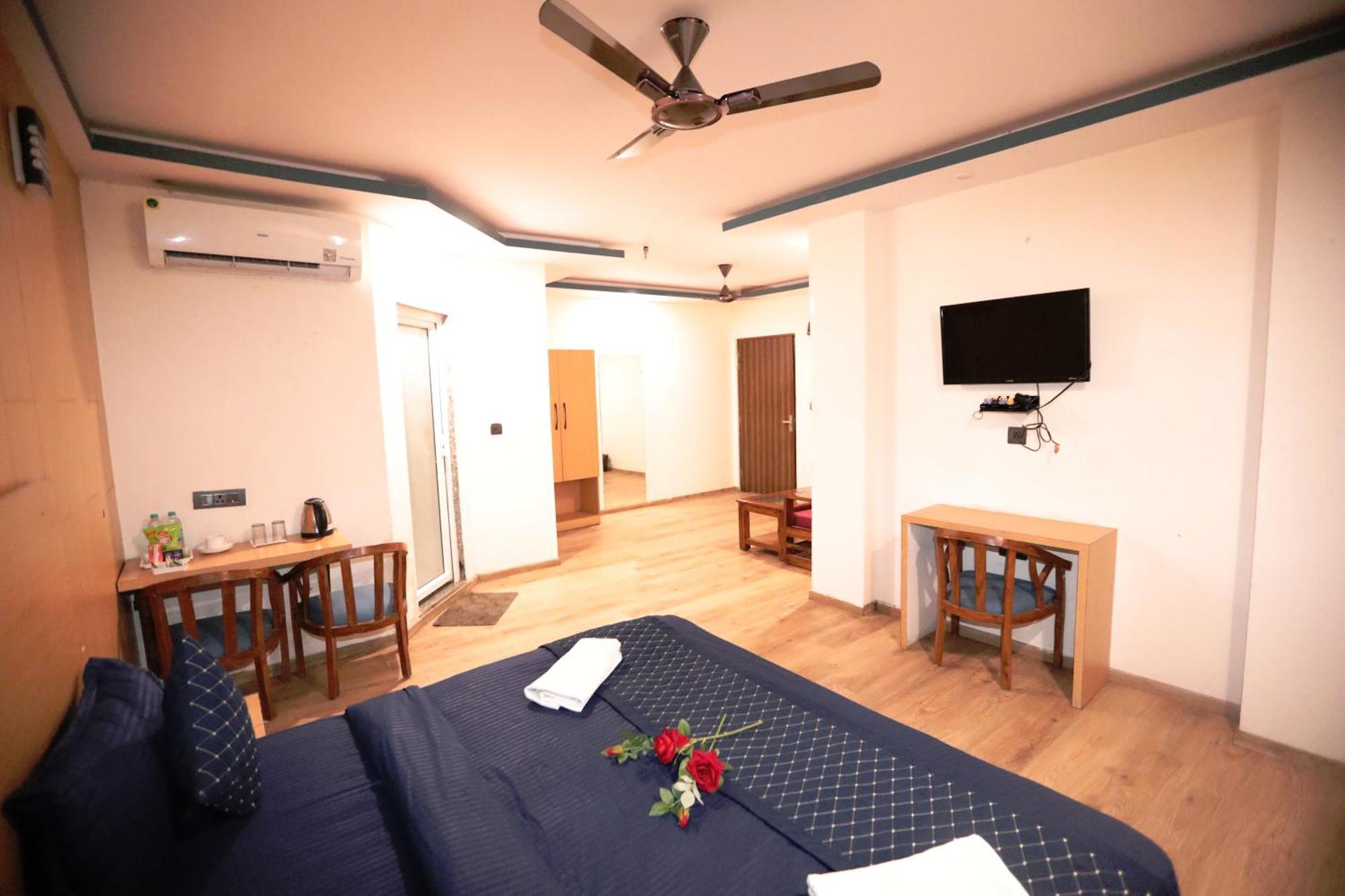 Hotel Noida Grand Sec 58 エクステリア 写真