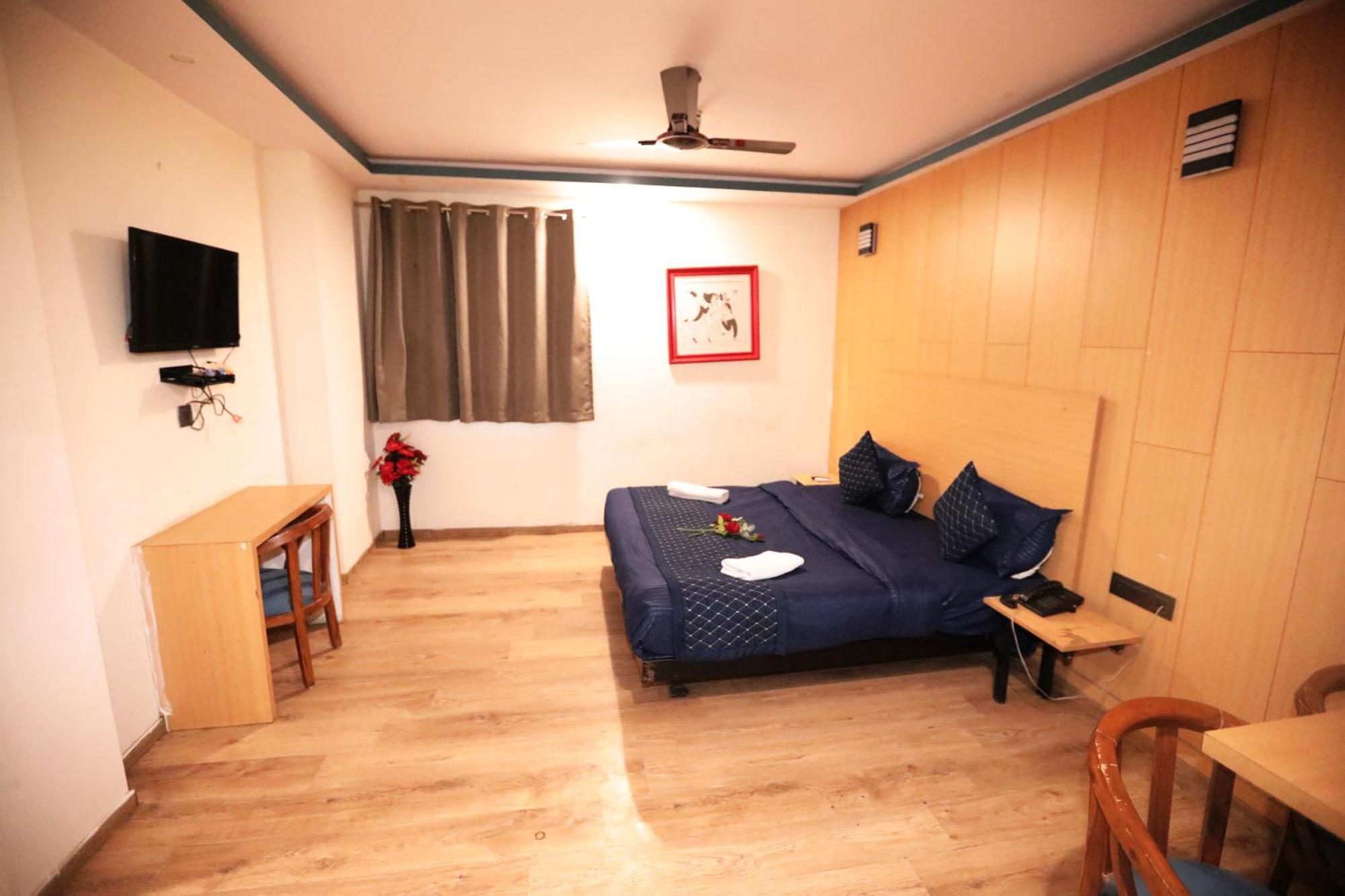 Hotel Noida Grand Sec 58 エクステリア 写真